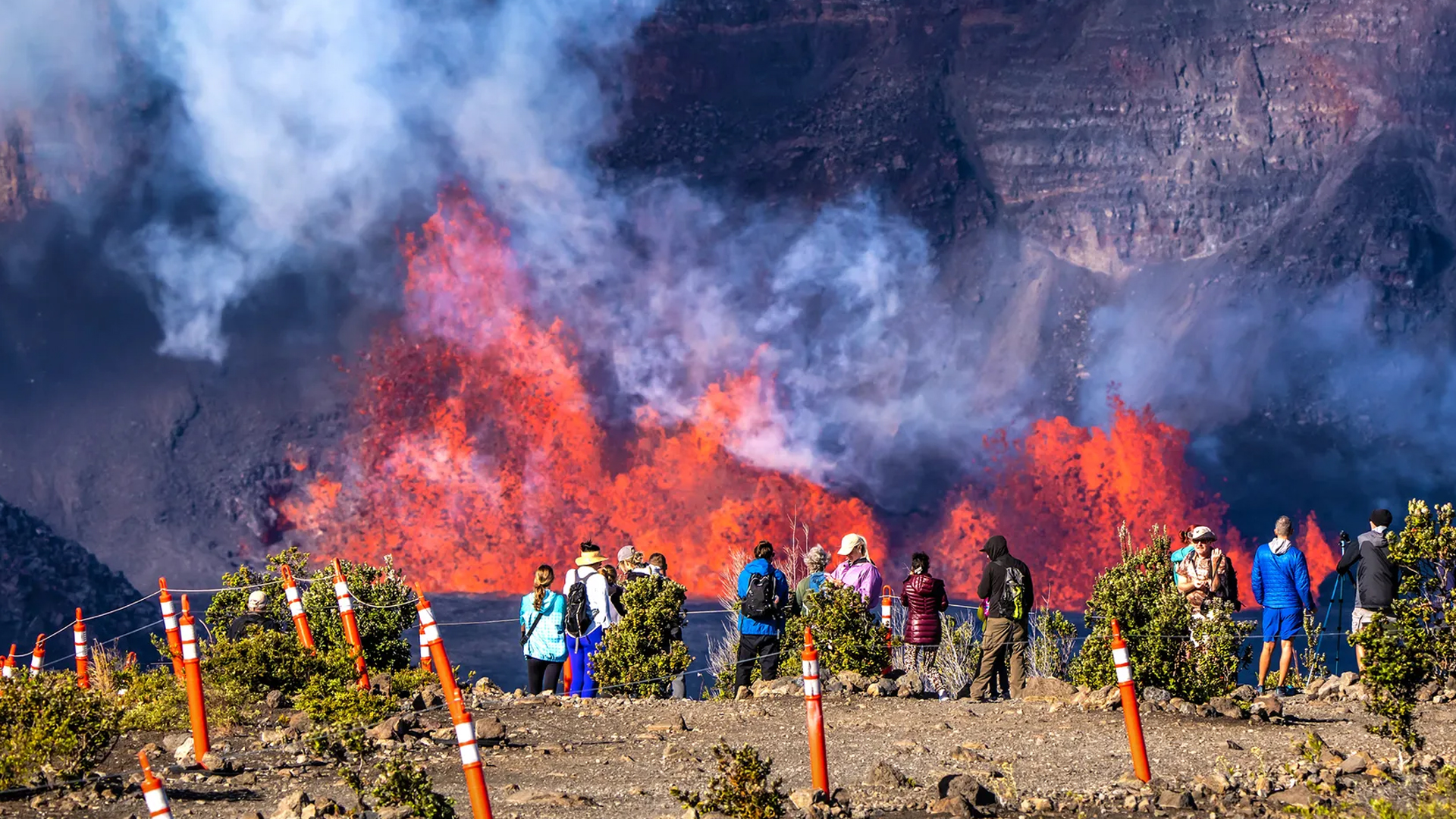 అమెరికాలో బద్దలైన అగ్నిపర్వతం.. లావా ప్రవాహంతో ఉలిక్కిపడిన హవాయి!