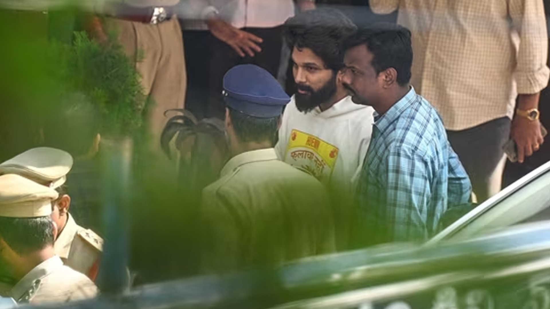 అల్లు అర్జున్కు బెయిల్.. హైకోర్టు కీలక వ్యాఖ్యలు