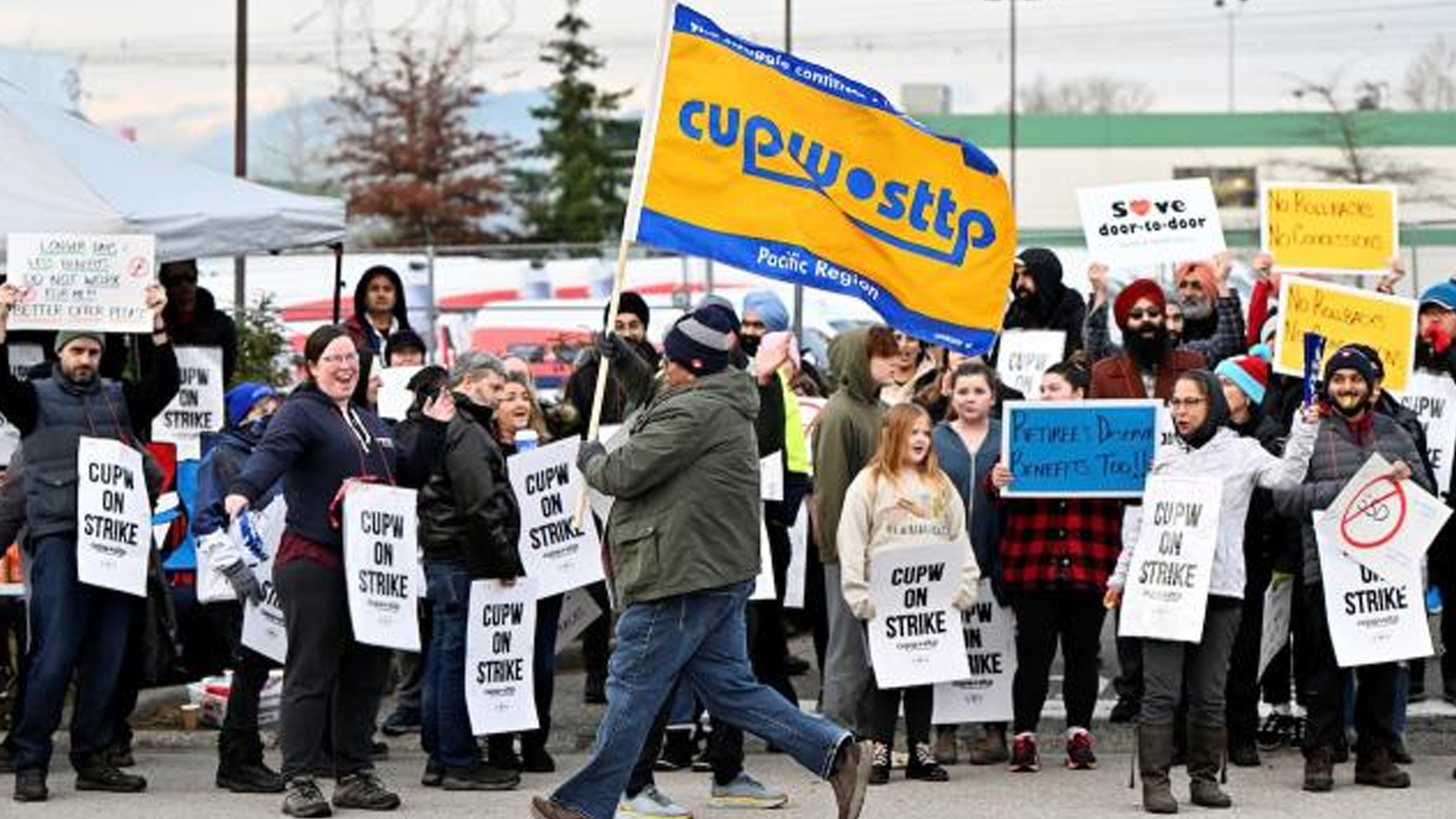 కెనడాలో పోస్టల్ ఉద్యోగుల హడావిడి