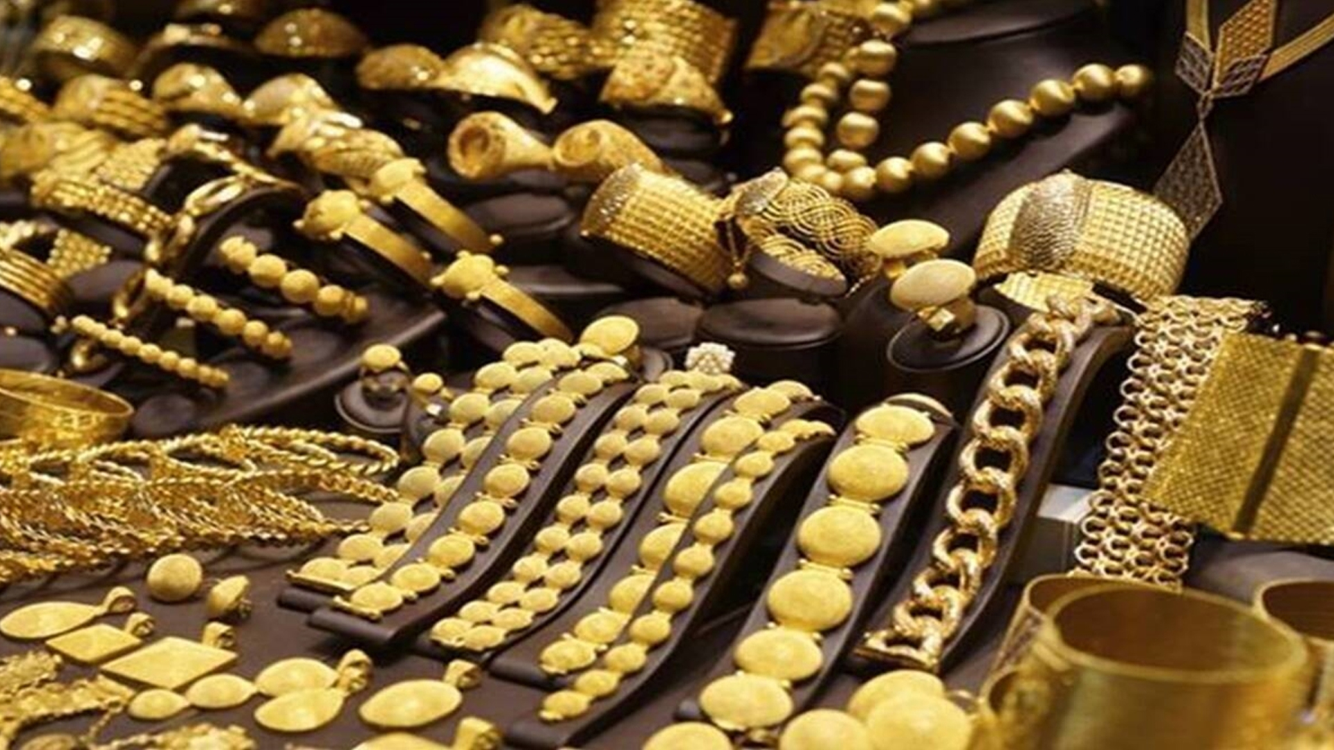 షాక్ కొడుతున్న బంగారం ధరలు.. హైదరాబాద్‌లో తులం ఎంతంటే..