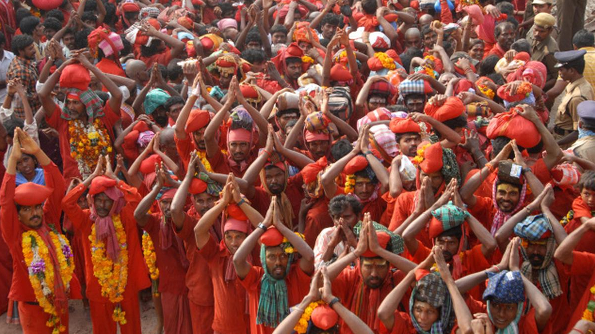 భ‌వానీ భ‌క్తుల‌తో ఇంద్రకీలాద్రి కిటకిట