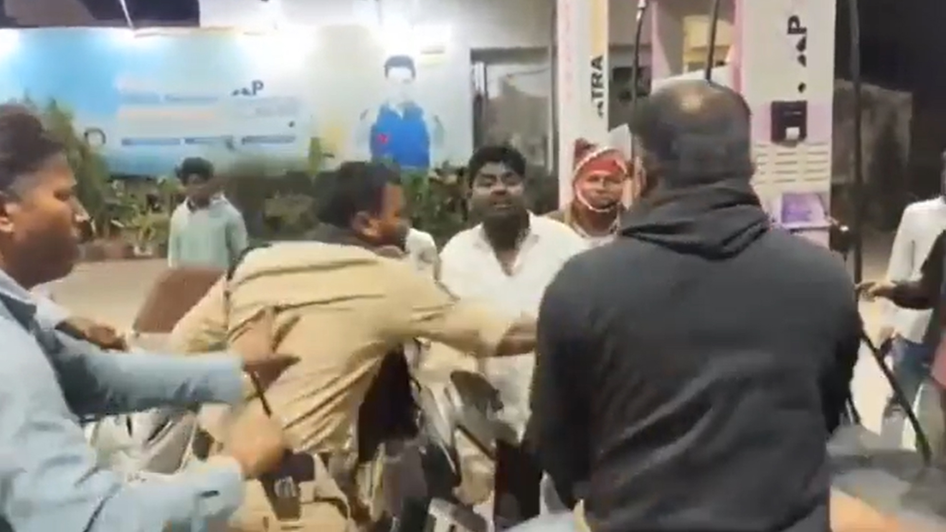 జగిత్యాలలో పోలీసులపై దాడి.. ఇదేం విడ్డూరం