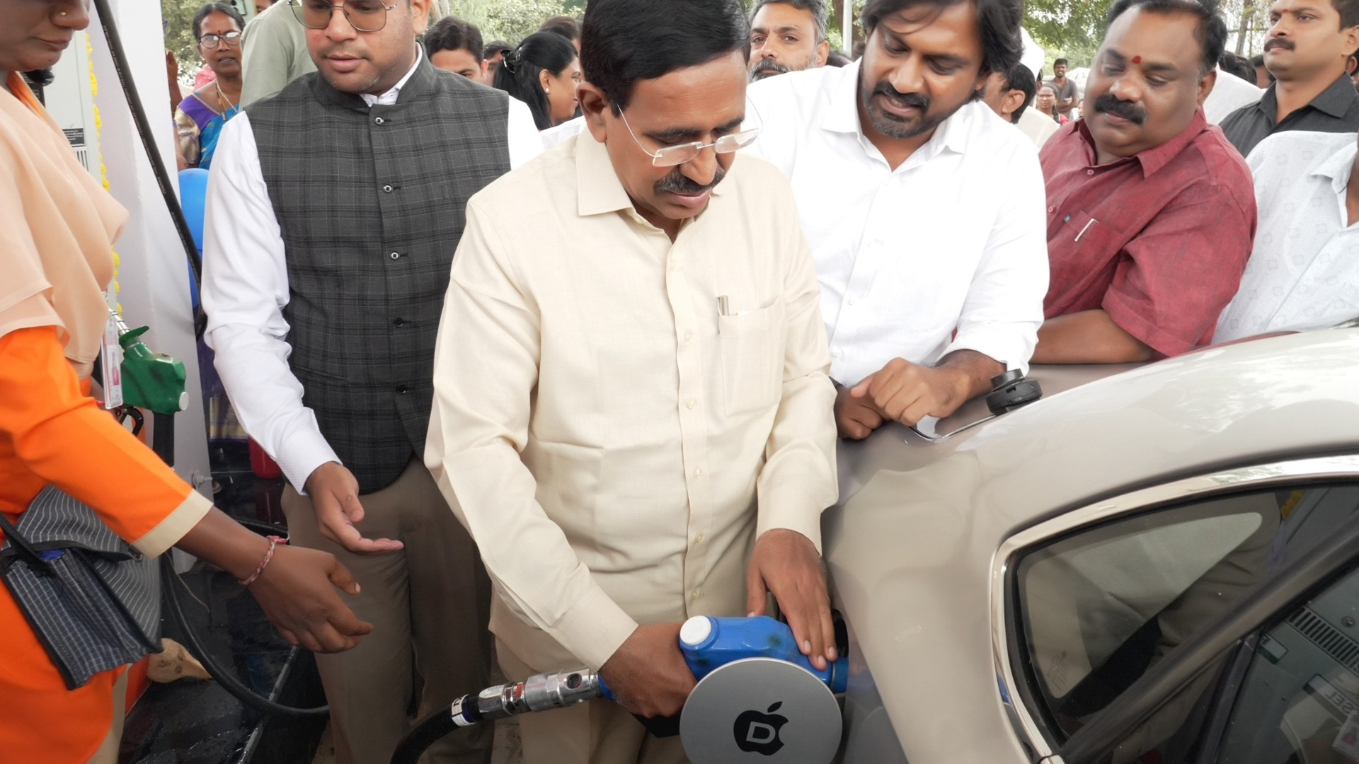 మున్సిపాలిటీ పెట్రోల్ బంకులు.. ఉపాధికి కొత్త మార్గం