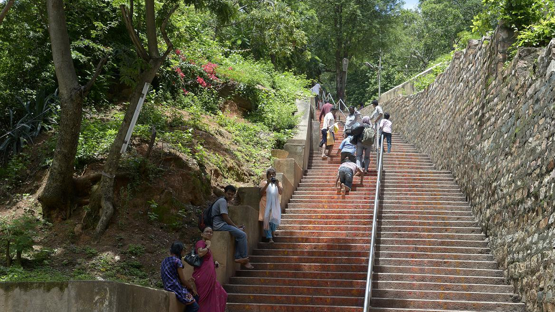 టోకెన్ల కోసం శ్రీవారిమెట్టు వద్ద భక్తుల ఆందోళన