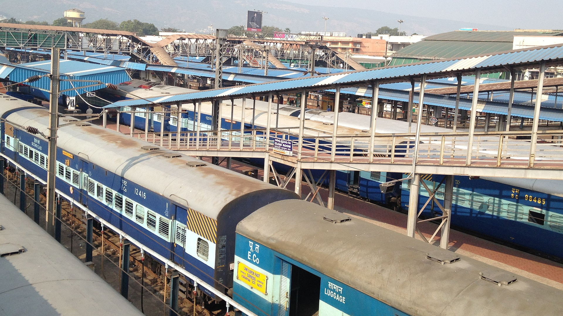 విశాఖ రైల్వే స్టేషన్‌లో తృటిలో తప్పిన పెను ప్రమాదం