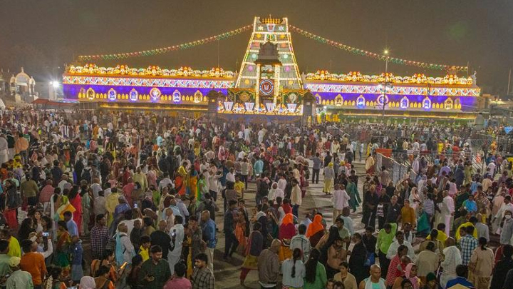 వైకుంఠ ద్వార ద‌ర్శ‌నం.. ఆల‌యాల‌కు పోటెత్తిన భ‌క్తులు