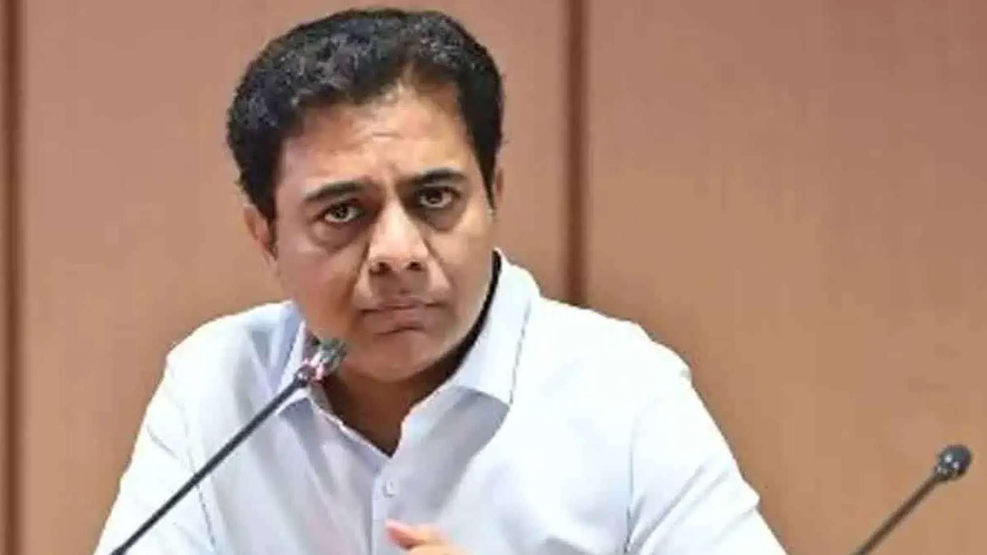 విచార‌ణ‌కు హాజ‌రుకాకుండా, ఏసీబీ ఆఫీస్ నుంచి వెన‌క్కి..