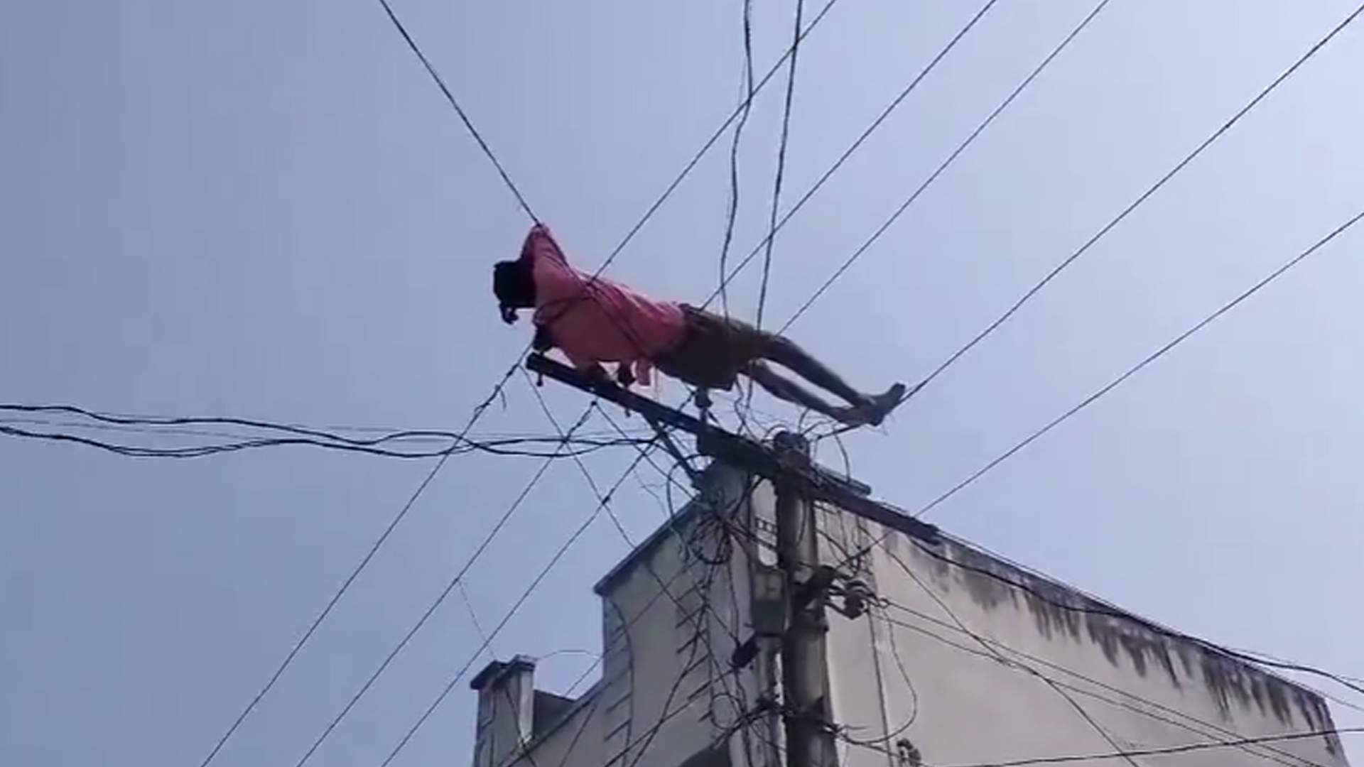 విద్యుత్ తీగలపై నాట్యం.. మద్యం మత్తులో వింత విన్యాసం