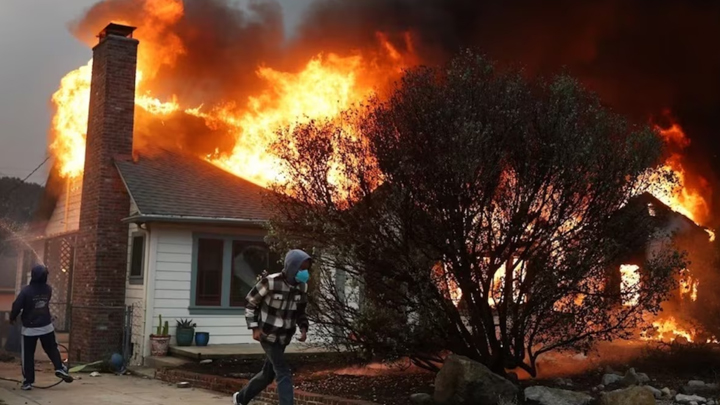 అగ్రరాజ్యంలో కార్చిచ్చు అరాచకం.. రూ.21 లక్షల కోట్ల నష్టం