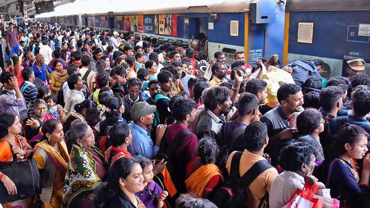 సంక్రాంతి పండగ రద్దీ.. బస్టాండ్లు, రైల్వే స్టేషన్లకు పోటెత్తిన జనం