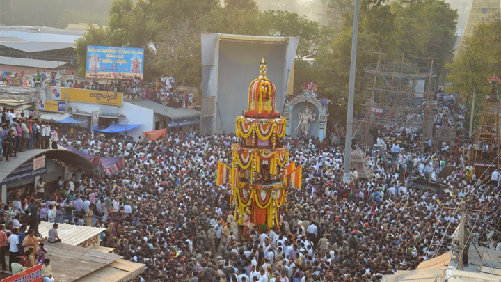 శ్రీశైలం మల్లన్న ఆలయంలో భక్తుల సందడి