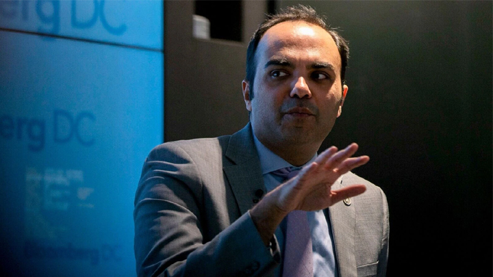 ట్రంప్‌ షాకింగ్‌ నిర్ణయం.. భారత సంతతి అధికారిపై వేటు