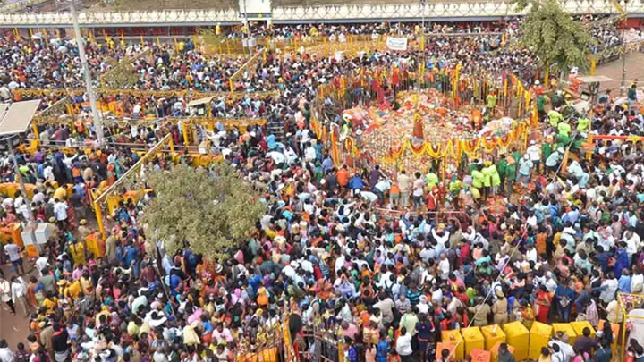 మేడారం చిన్నజాతర ప్రారంభం.. పోటెత్తిన భ‌క్తులు