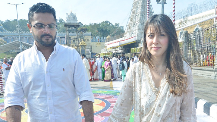 తిరుమల కొండపై నటి హన్సిక.. ఫ్యాన్స్తో ఫొటోలు