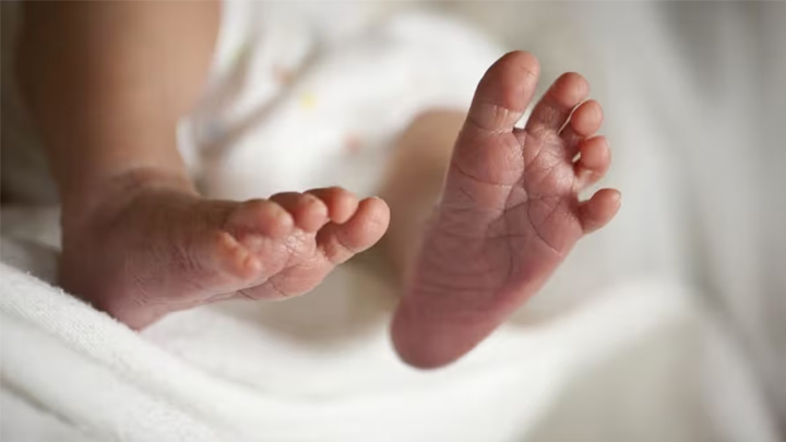 షాకింగ్‌.. హాస్టల్‌లో బిడ్డకు జన్మ‌నిచ్చిన విద్యార్థిని