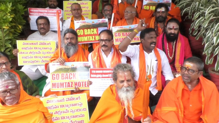 'సీజ్ ద ముంతాజ్ ఎప్పుడు ప‌వ‌న్‌'?.. తిరుప‌తిలో స్వామీజీల ఆందోళ‌న‌