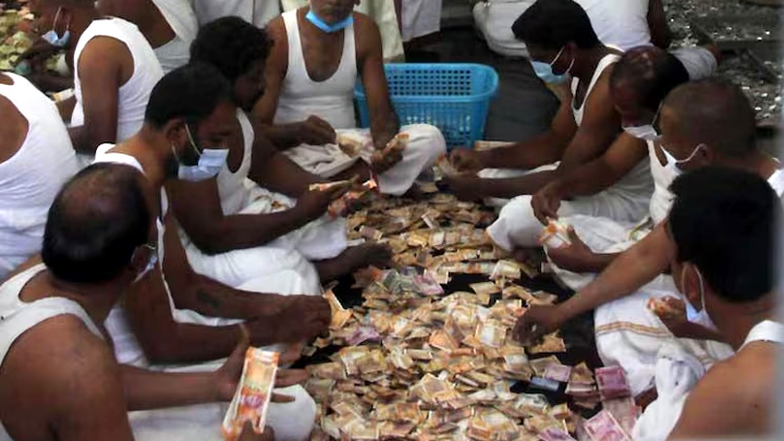 శ్రీవారి హుండీ లెక్కింపులో ఉద్యోగి చేతివాటం