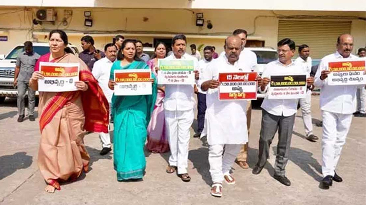 'అప్పులు ఆకాశంలో.. అభివృద్ధి పాతాళంలో' – బీఆర్ఎస్ ఎమ్మెల్సీల నిరసన