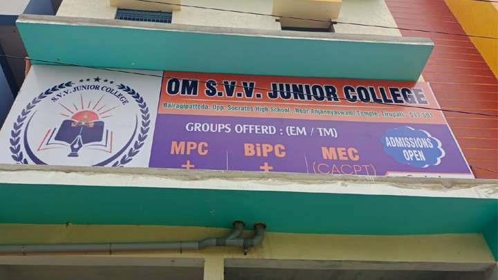 హాల్ టికెట్ ఇవ్వకుండా.. విద్యార్థుల జీవితాలతో చెల‌గాటం