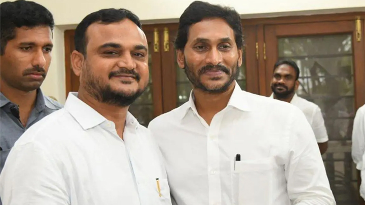 మాజీ డిప్యూటీ సీఎం తమ్ముడి అరెస్టు.. రాజకీయ కుట్రేనా?