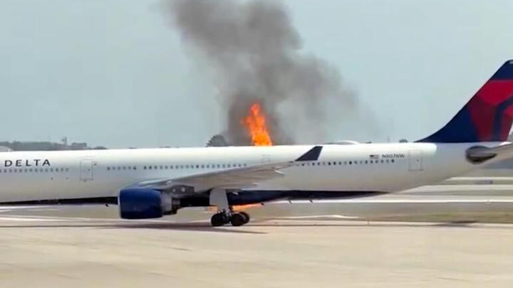 282 మంది ప్రయాణికులు.. విమానంలో ఒక్కసారిగా మంటలు