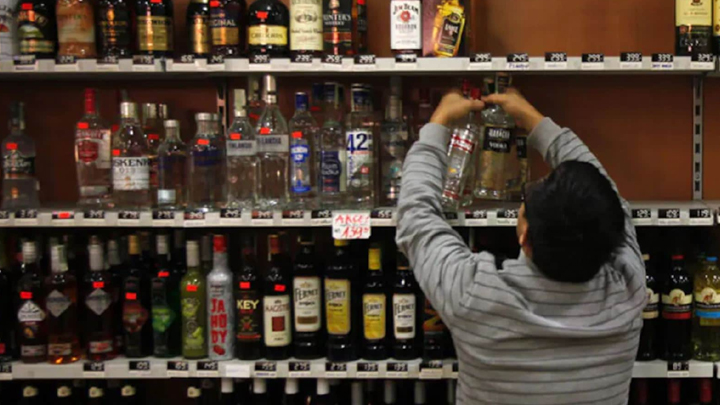 మద్యం వద్దంటే కేసు.. పాత గుంటూరులో విచిత్ర ఘటన