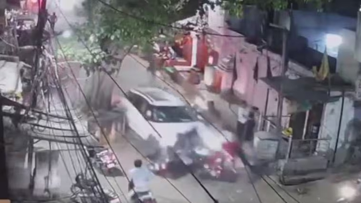 మద్యం మత్తులో కారు బీభత్సం.. చిన్నారి సహా ఇద్ద‌రు మృతి