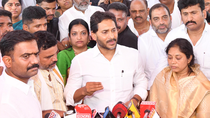 ys-jagan-announces-25-lakh-aid-to-martyr-murali-naiks-family