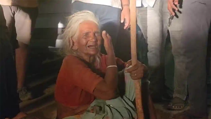 దారుణం: బంగారం లాక్కొని తల్లిని అడవిలో వదిలేసిన కూతురు