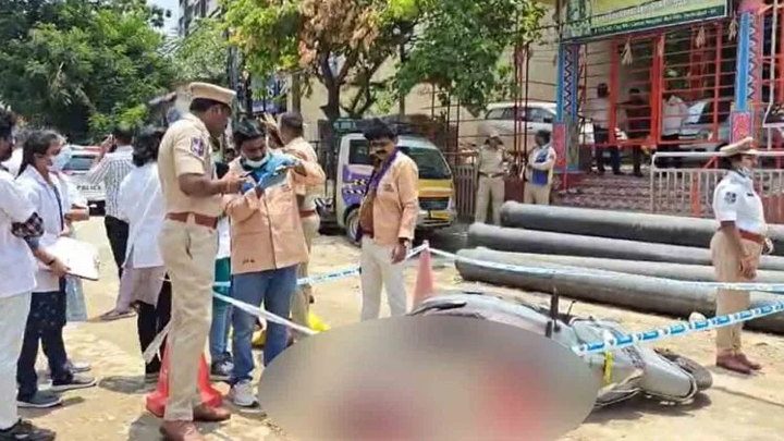 పట్టపగలు దారుణ హత్య.. హోటల్ వద్ద కత్తులతో దాడి