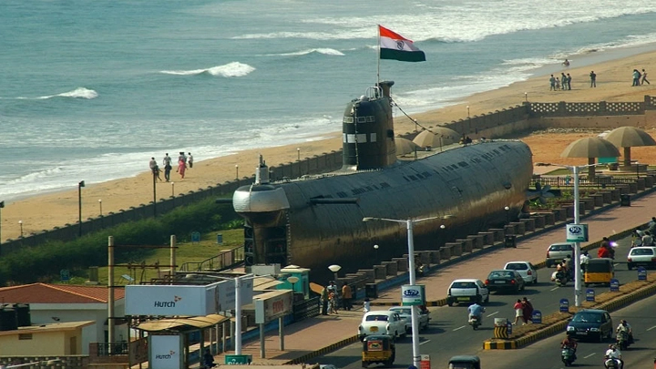 విశాఖ‌లో అప‌రిచితుడు.. సిరిపురం జంక్ష‌న్‌లో ఫొటోలు తీస్తూ హ‌ల్‌చ‌ల్‌!