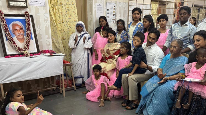 జ‌గ‌న్ సింప్లిసిటి.. శిశు భవన్‌లో రాజారెడ్డి శ‌త‌జ‌యంతి