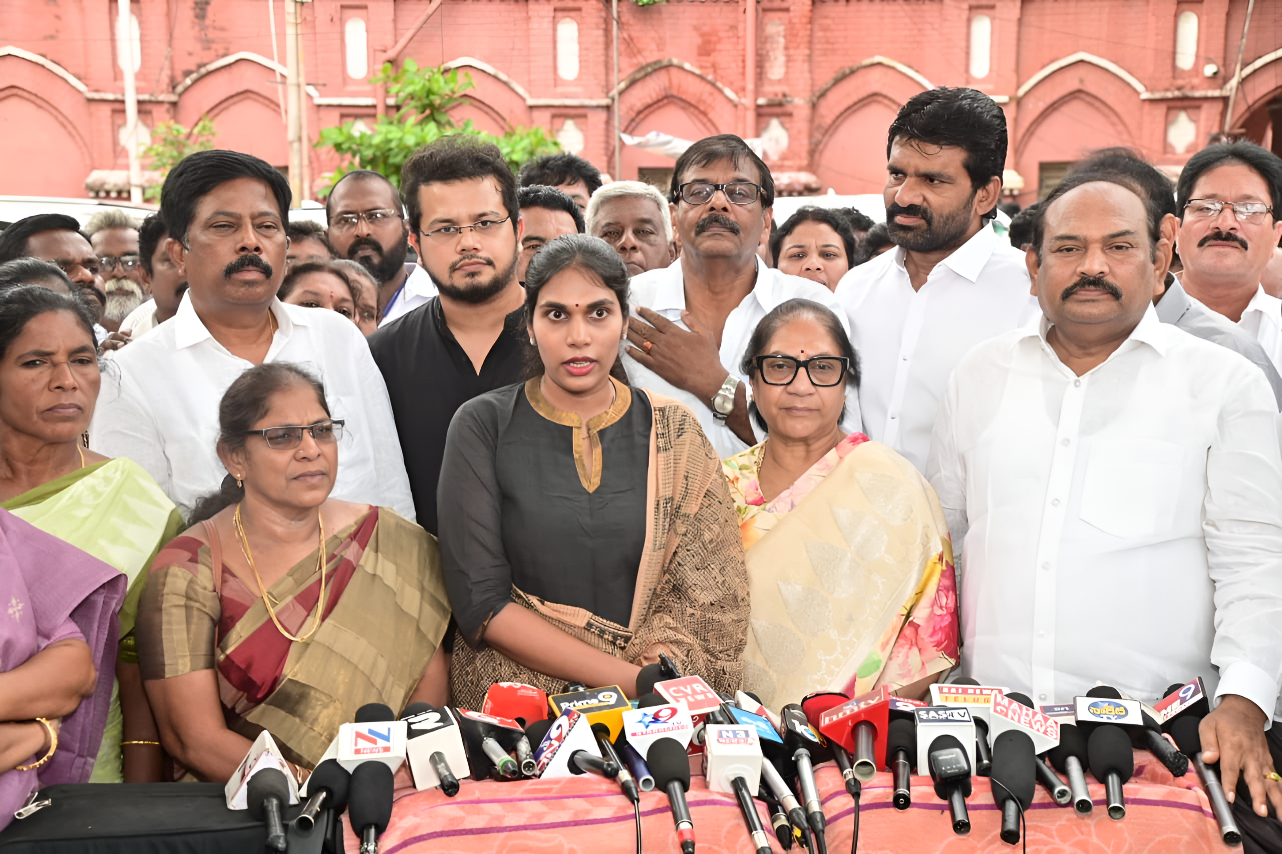 తండ్రిపై కేసు అక్ర‌మం అన్నందుకు కూతురిపై మ‌రోకేసు?