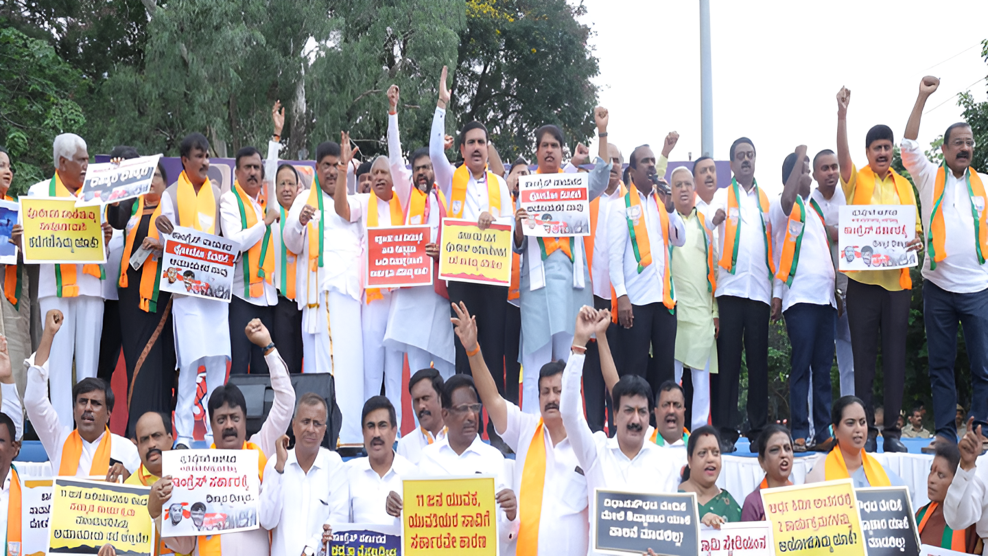 బెంగళూరు తొక్కిసలాట.. సీఎం, డీసీఎం రాజీనామా డిమాండ్లు ఉధృతం