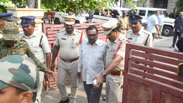 కొమ్మినేనిపై ఎస్సీ, ఎస్టీ సెక్షన్ ఎందుకు..? పోలీసులపై జడ్జి ఆగ్రహం..