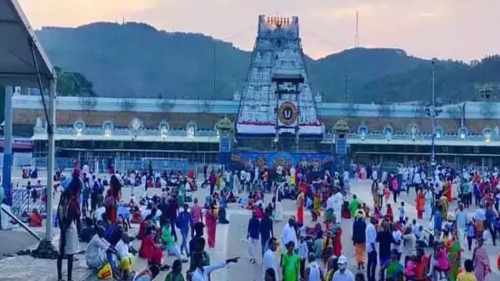 తిరుమలలో కొనసాగుతున్న భక్తుల రద్దీ