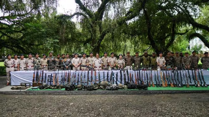 భద్రతా బలగాల మెరుపుదాడి.. మణిపూర్లో భారీగా ఆయుధాలు స్వాధీనం