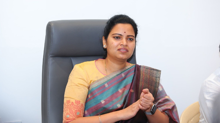 జగన్ అంటేనే జనం..మాజీ మంత్రి విడ‌ద‌ల ర‌జినీ