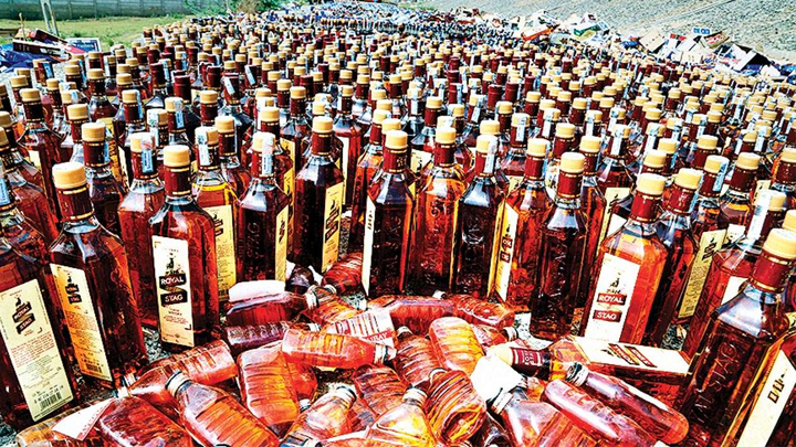 నకిలీ లిక్కర్ తయారీ గుట్టురట్టు!