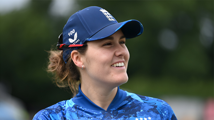 టీమిండియా స్టార్ను వెనక్కి నెట్టి అగ్రస్థానాన్ని కైవసం చేసుకున్న ఇంగ్లండ్ కెప్టెన్!