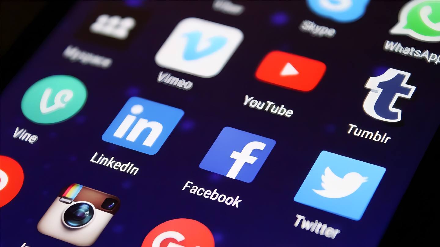 సోషల్ మీడియాపై కేంద్రం ఉక్కుపాదం.. వారిపై ప్రత్యేక నిఘా