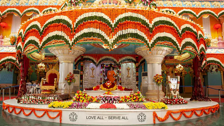 బాబా మహాసమాధిని దర్శించుకున్న సీఎం, మంత్రి