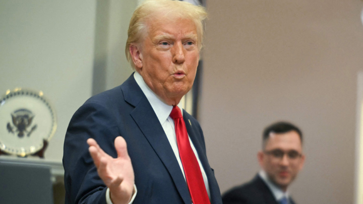 'ఇండియన్స్కు ఉద్యోగాలు ఇవ్వొద్దు' - కంపెనీలకు ట్రంప్ హెచ్చరిక