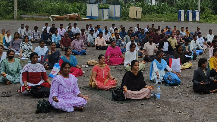 yoga-teachers-protest-chandrababu-residence