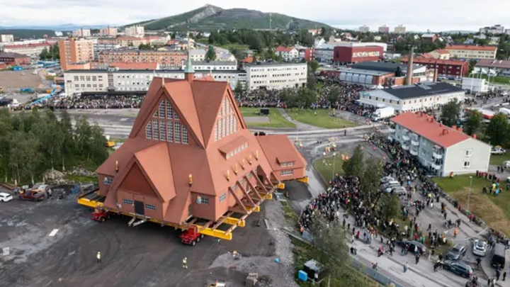 5 కి.మీ దూరం నడిచివెళ్లిన 113 ఏళ్ల చర్చి.. అరుదైన ఘటన