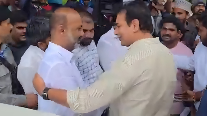 ఎదురుపడ్డ ప్రత్యర్థులు.. నవ్వుతూ కరచాలనం