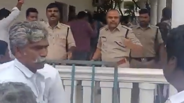 ఓటర్లని డీఎస్పీ బెదిరింపు