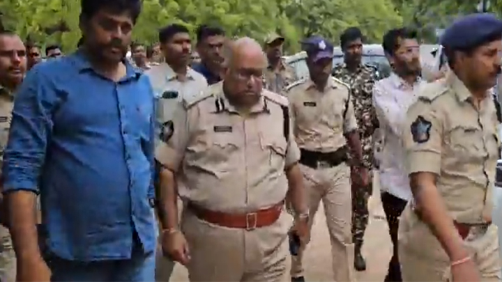 వైసీపీ ఆఫీస్కు డీఐజీ.. పులివెందులలో హైటెన్షన్!