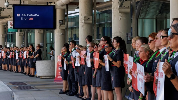 కెనడాలో 700 విమానాలు రద్దు!