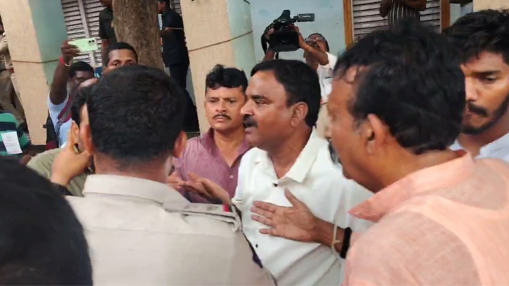 పులివెందులలో ఉద్రిక్తత.. టీడీపీపై రిగ్గింగ్ ఆరోపణలు